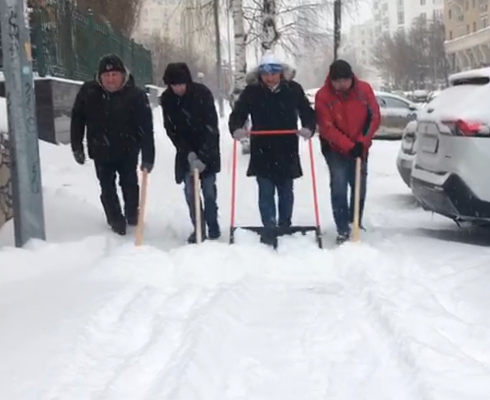 На "снежный субботник" в Уфе вышли сотрудники районных администраций