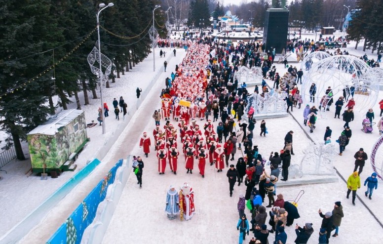 На площади имени Ленина состоялся парад Дедов Морозов
