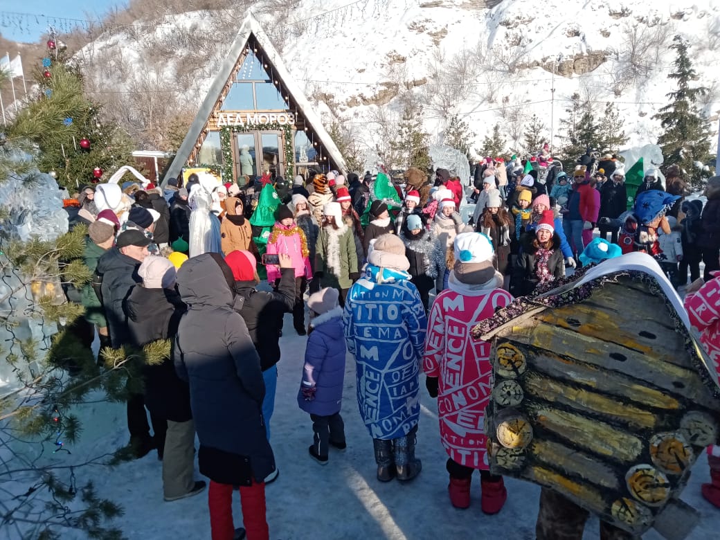 Мэр Уфы Ратмир Мавлиев открыл столичную резиденцию Деда Мороза