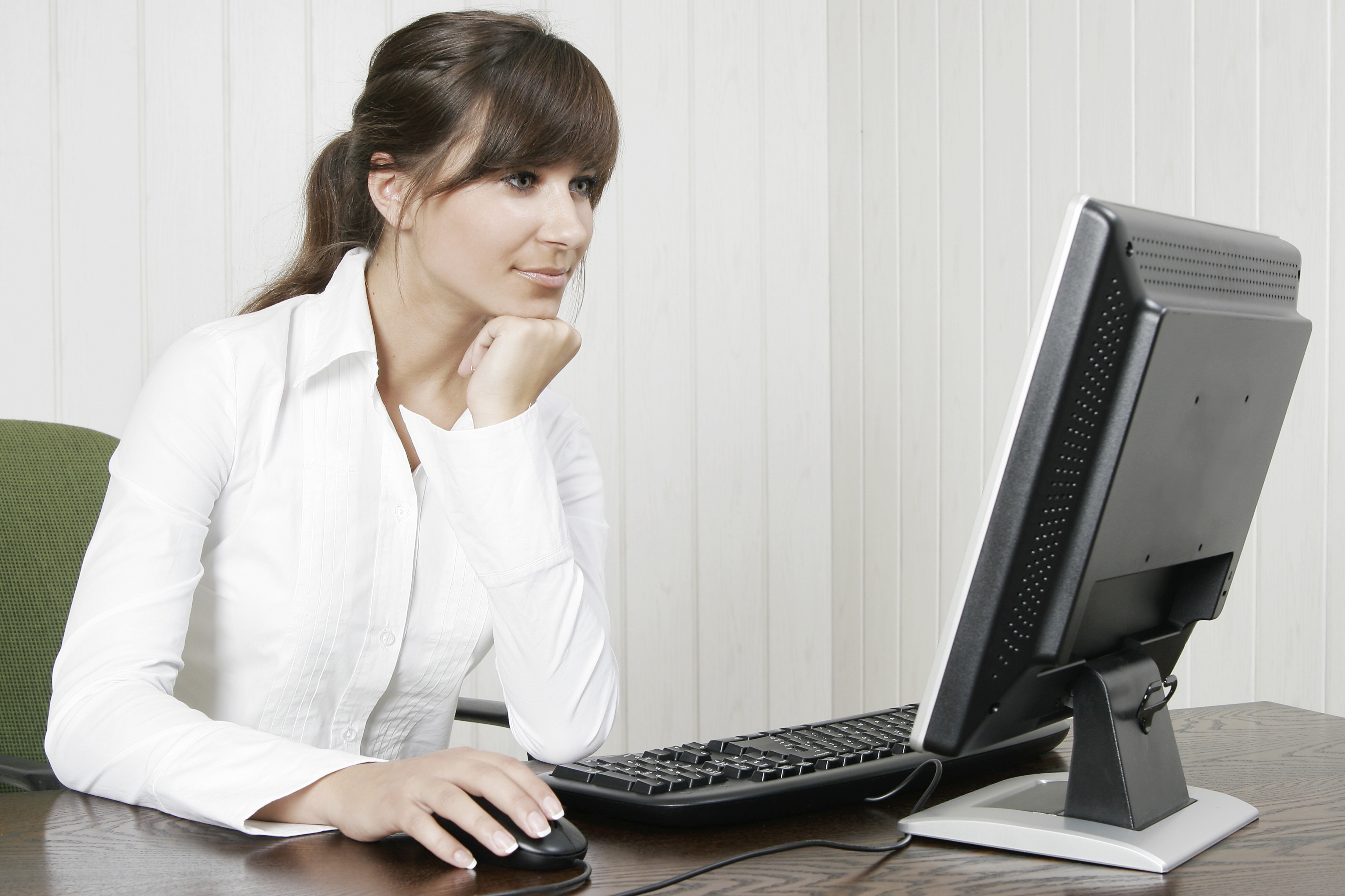 Любой пользователь интернета. Женщина сидит за компьютером. Девушка сидит за компьютером. Компьютер в офисе. Женщина с компьютером.