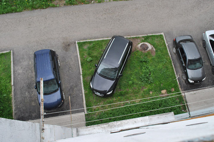 24,7 млн рублей заплатили автолюбители за парковку на газонах