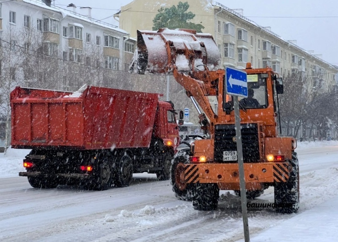 Коммунальные службы Уфы вышли на борьбу с последствиями снегопада