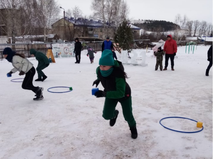 Сегодня уфимские школьники приняли участие в Новогодних семейных играх