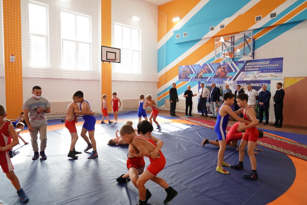 В уфимской полилингвальной школе "Смарт" спортивной борьбой занимается более ста детей