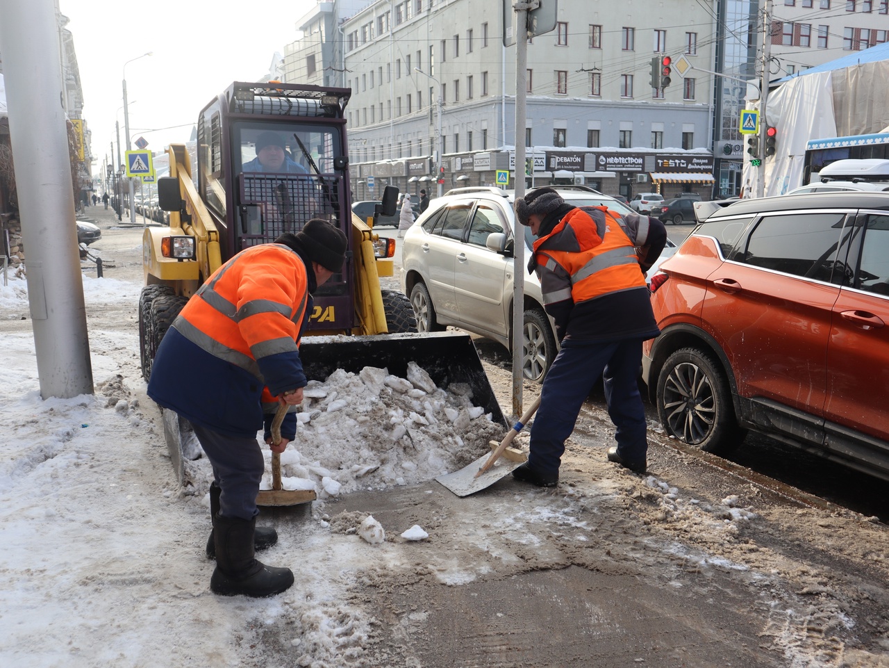 Городские тротуары. Дорожные работы. Техника расчистки тротуаров от льда. Тротуар. Безопасность фото.