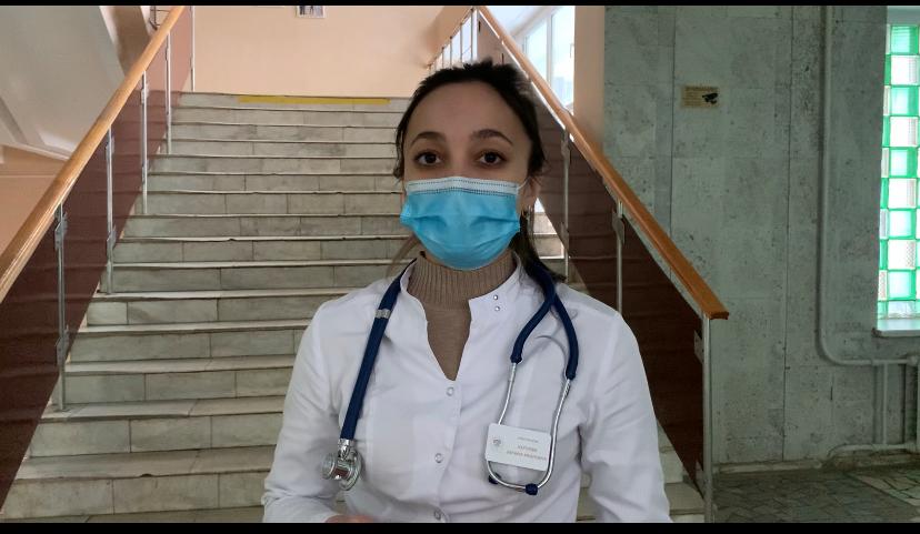 И врачи, и волонтеры: как студенты медицинского университета помогают поликлиникам в пандемию