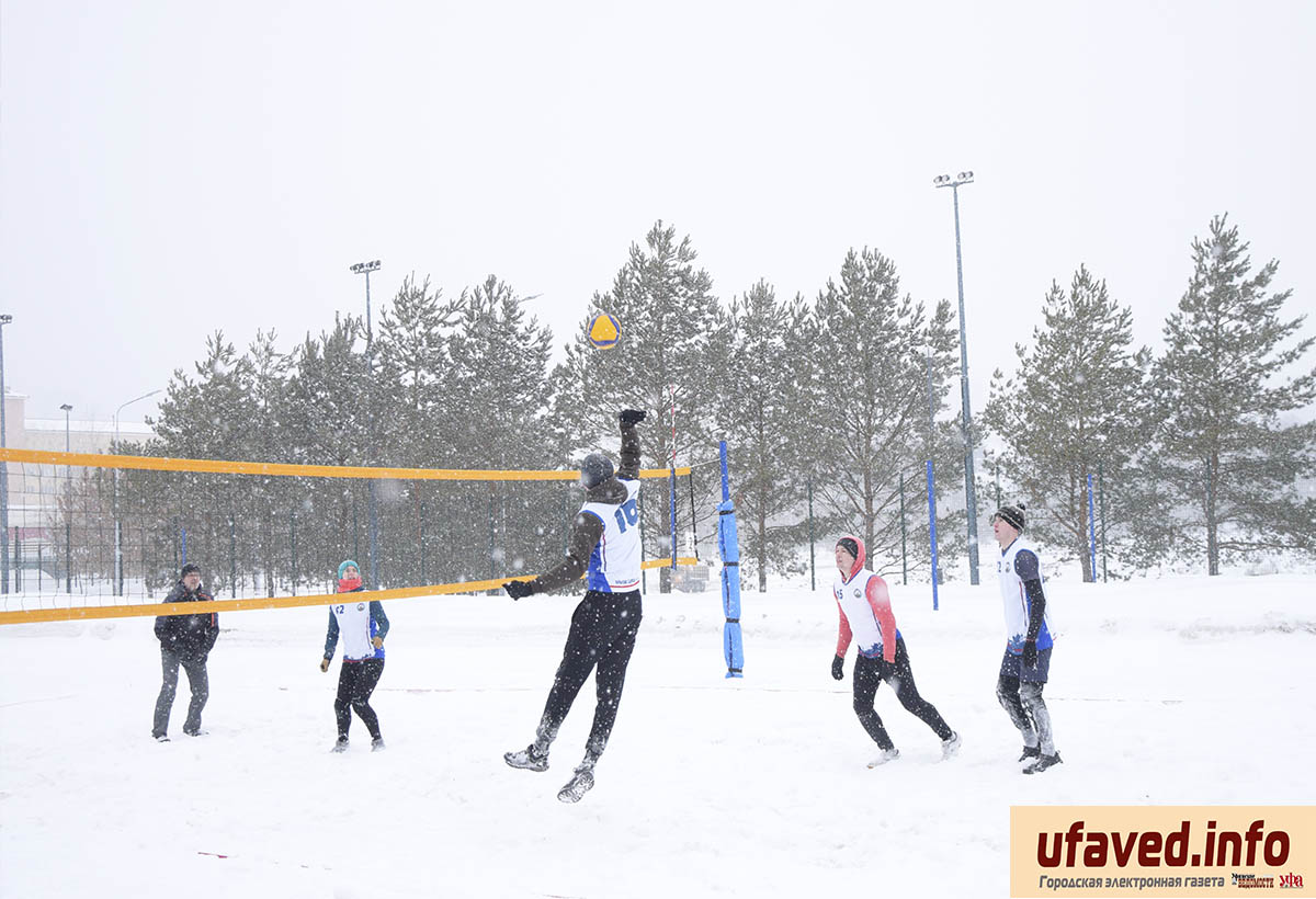 В Уфе пляжный волейбол сменили на снежный