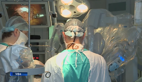 В клинике БГМУ провели первую операцию на работающем сердце с применением робота