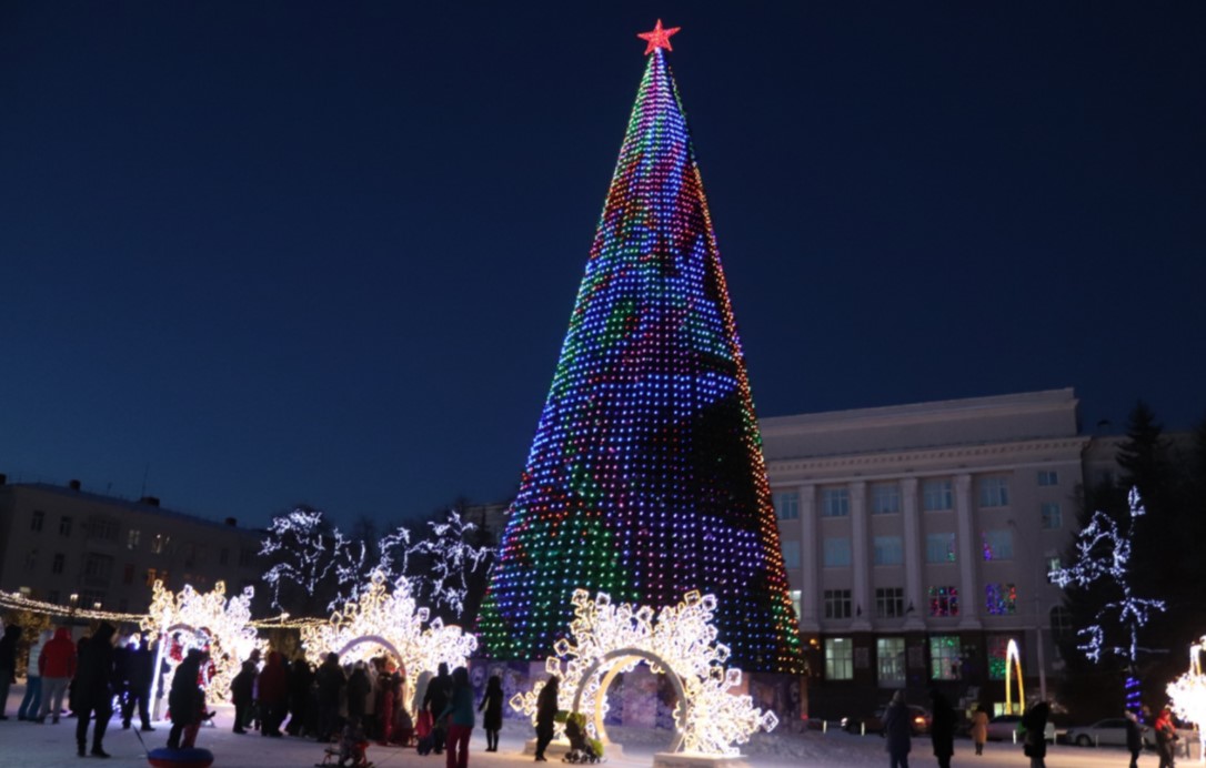 Ледовый городок на Советской площади в Уфе открыли веселым праздником