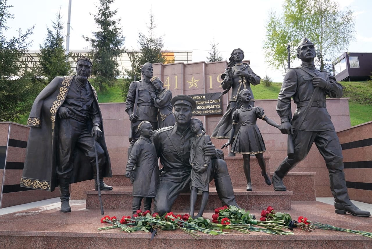 Радий Хабиров рассказал значение памятника "Землякам, ушедшим на фронт"