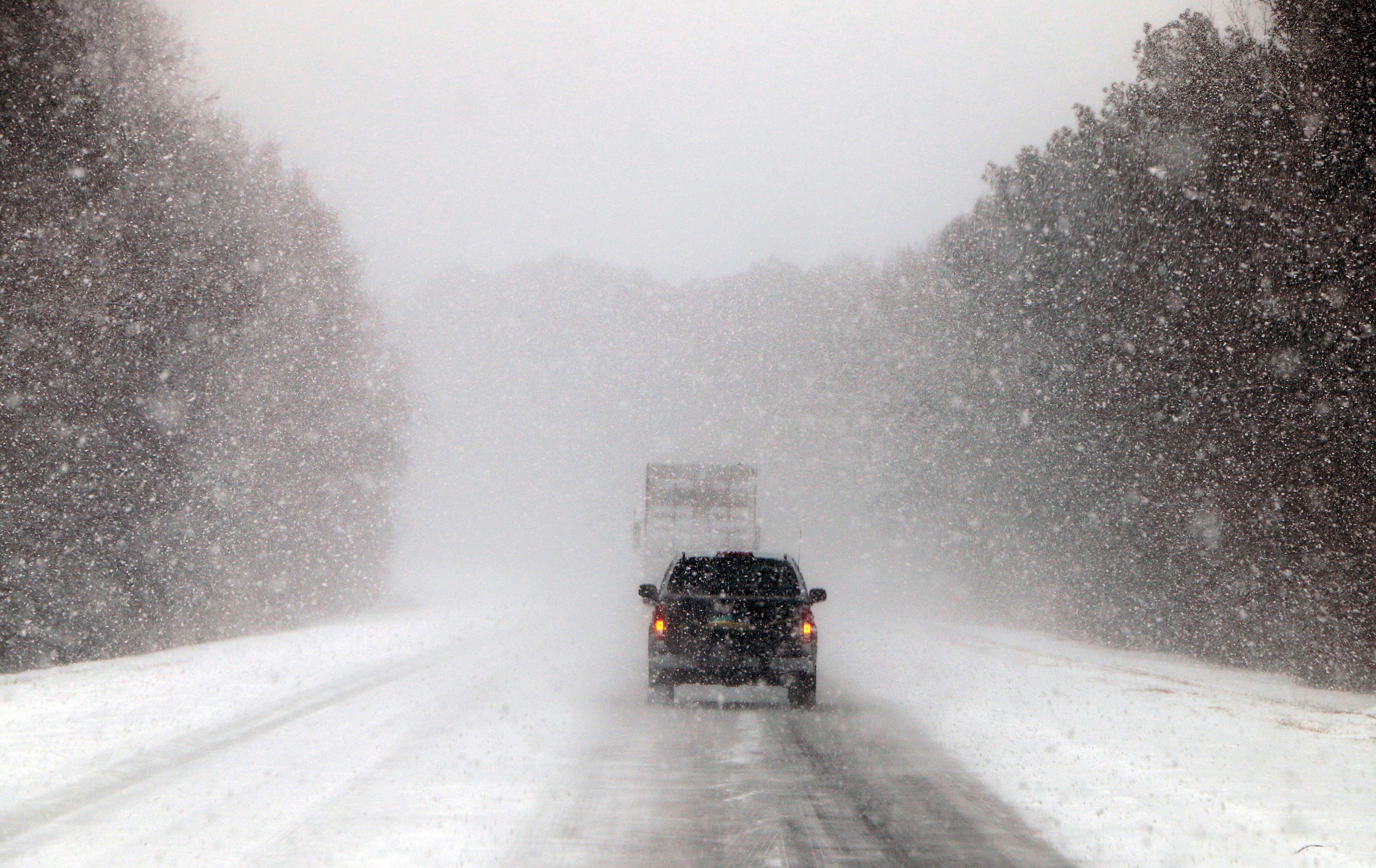В начале февраля прошли сильные снегопады части. Сильный снегопад. Снегопад на дороге. Заснеженная дорога. Снегопад метель.
