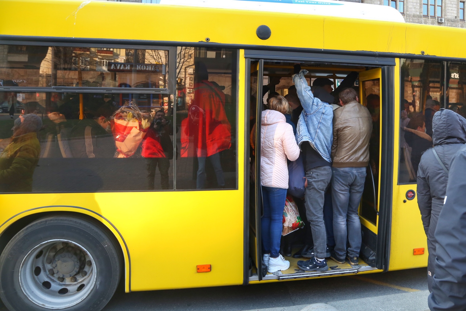 Много народу в автобусе. Переполненный общественный транспорт. Автобус битком. Люди в переполненном автобусе. Набитый автобус.