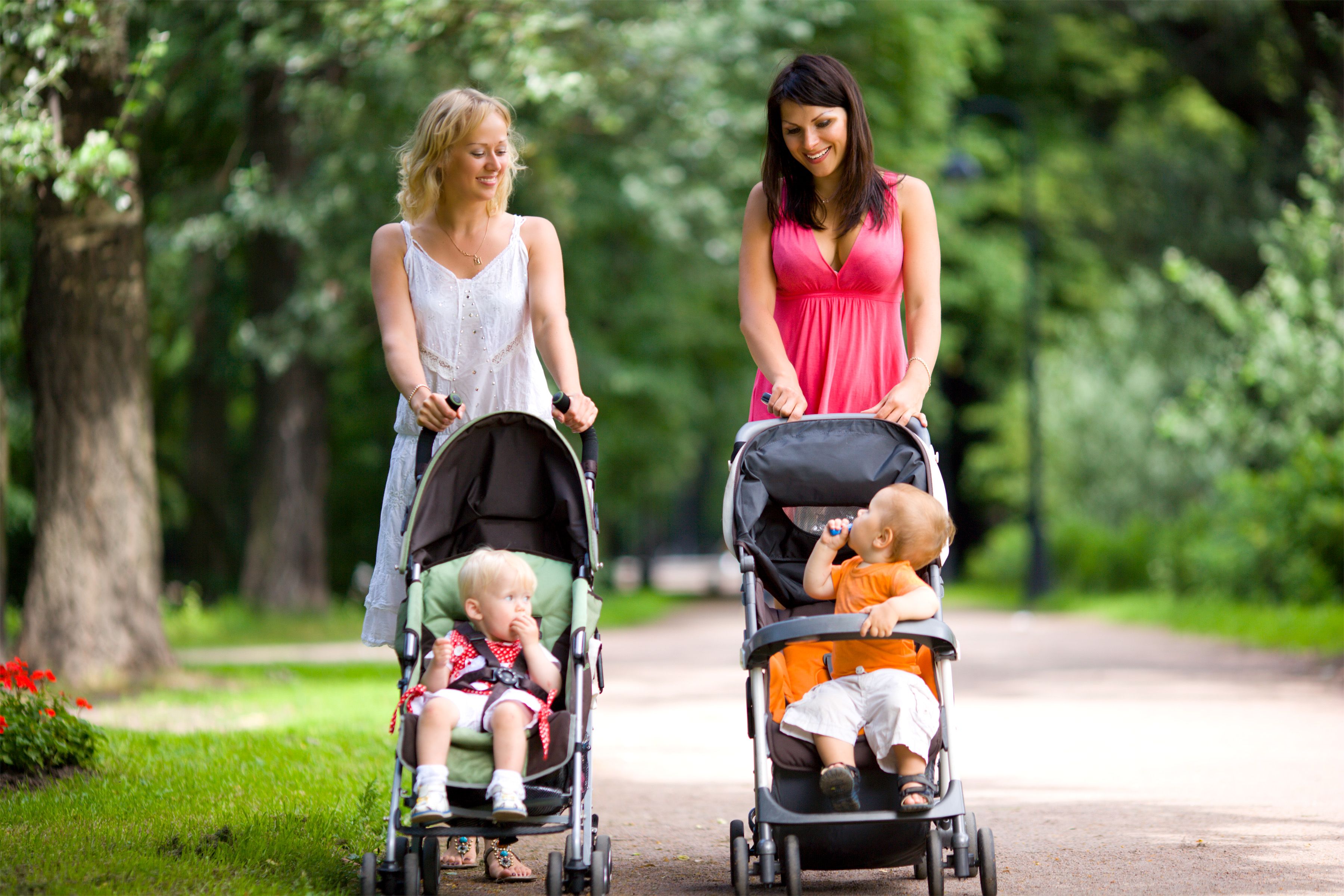 Молодые мамы москвы. Ребенок в коляске. Женщина с коляской. Мамы с колясками на прогулке. Мама с ребенком на прогулке.