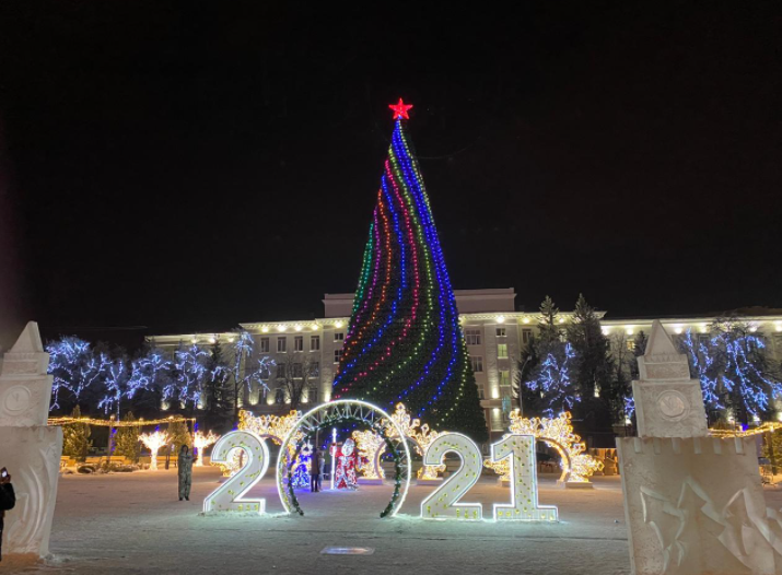 На Советской площади в Уфе зажглась пиксельная елка - видео