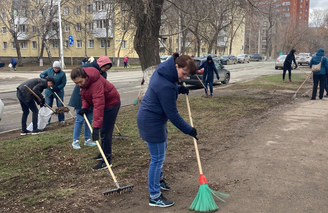 Более 32. Месячник по санитарно-экологической очистке. Спортивные конкурсы на улице весной. Креативный субботник своего двора. Благоустройство и санитарная очистка фирмы.