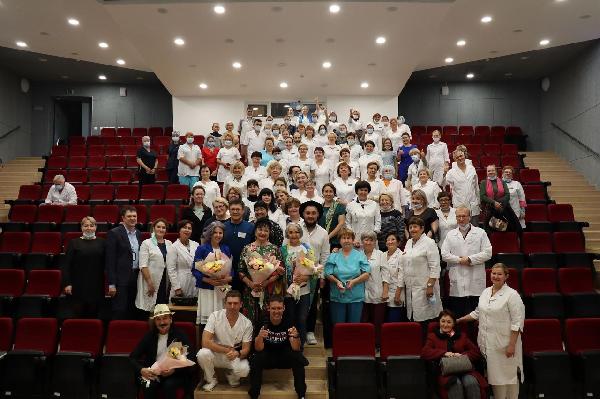 Медиков ГКБ 21 порадовали концертом в рамках проекта "Лекари души"