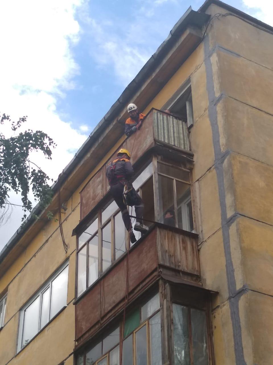В Уфе спасли мужчину, который завис на балконном карнизе 
