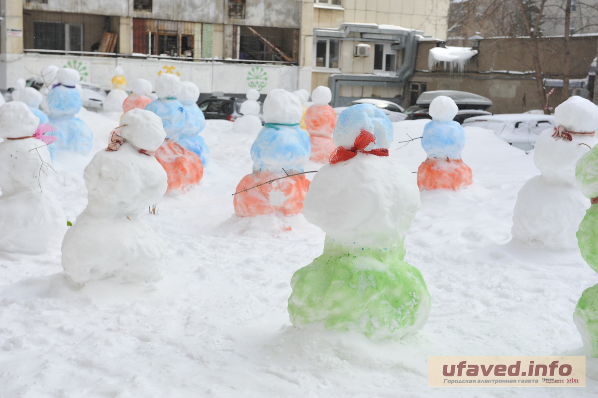 Автор 36 снеговиков в Уфе рассказал, что побудило его создать "снежную армию"
