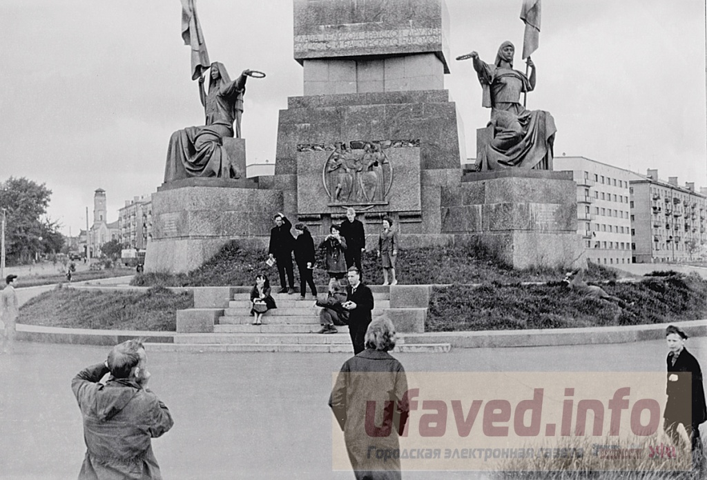 1. 1967 монумент и я_сокращ..jpg