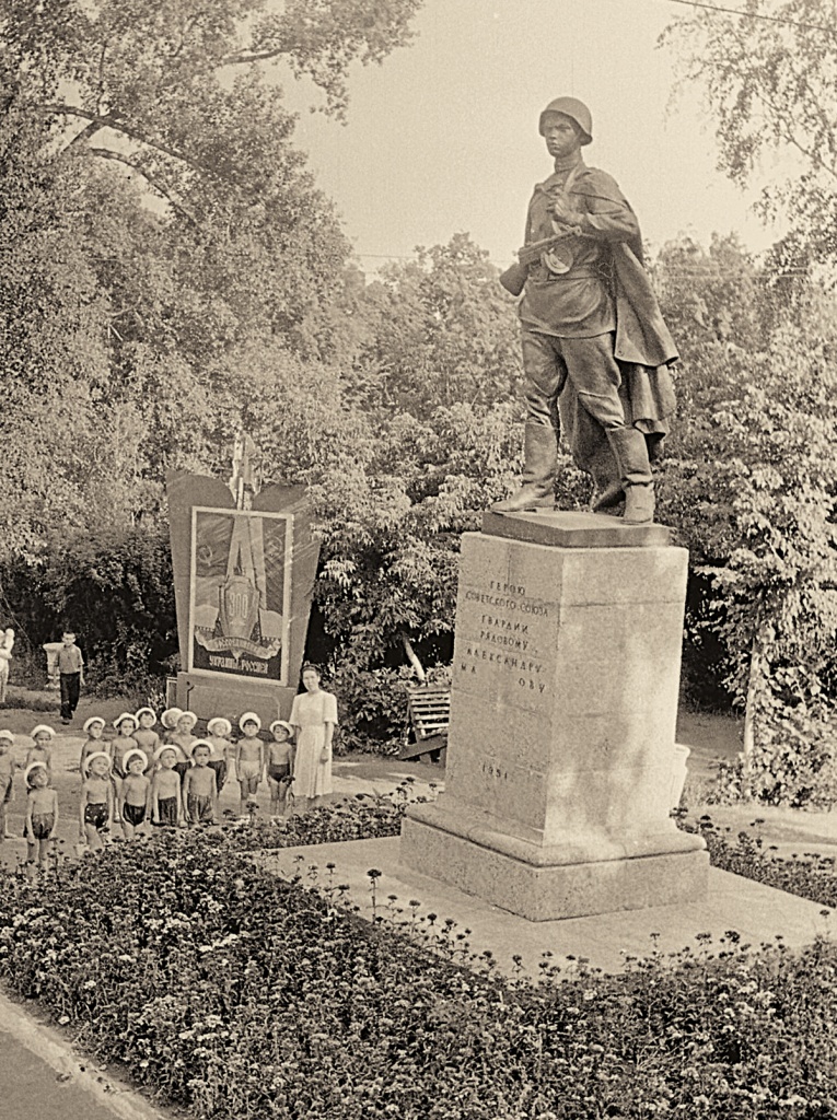 3_Памятник Матросову. 1954..jpg