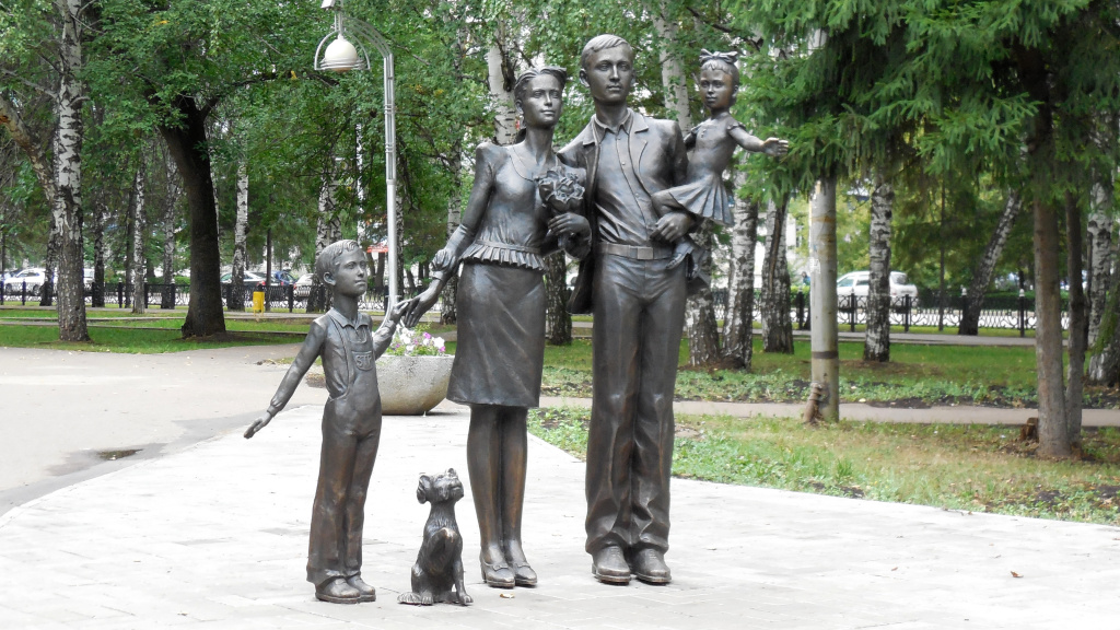 Памятник семье Стерлитамак.jpg