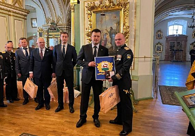 Мэр Уфы принимает участие в спуске подводной лодки в Санкт-Петербурге