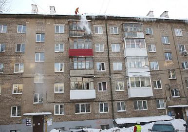 Коммунальщики Уфы чистят лед и снег на крышах