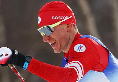 Александр Большунов завоевал серебряную медаль в гонке на 15 км