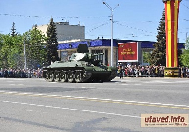 В Уфе по главной улице проехали танки и боевые машины