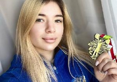 Александра Тарасова победила на турнире штангистов