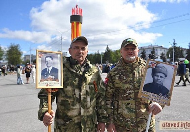 Участники СВО пришли на парад Победы в Уфе с портретом деда