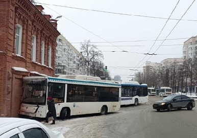 В Уфе автобус протаранил объект культурного наследия