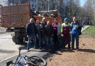 Жители улицы Зорге организовали субботник в лесу