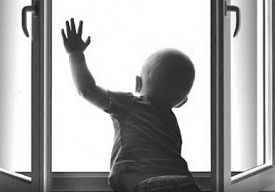 Ребенок в окне. Кто виноват?