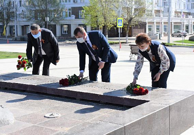 В Ленинском районе Уфы возложили цветы к памятнику Мустая Карима