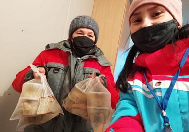 Волонтеры помогли пожилым сибайцам расчистить снег и получить продукты