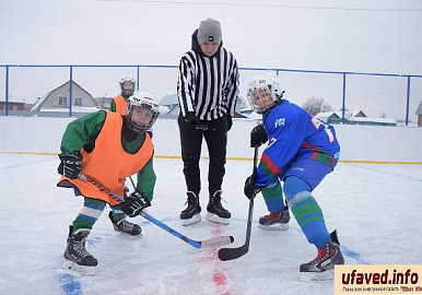 В уфимской Нижегородке открыли обновленную хоккейную коробку
