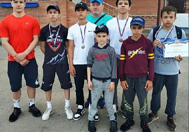 Юные борцы из Башкирии завоевали медали на соревнованиях в Оренбургской области