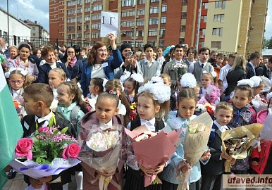 Ратмир Мавлиев поздравил ребят и коллектив гимназии № 115 с Днем знаний