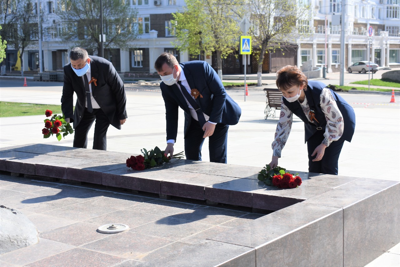 В Ленинском районе Уфы возложили цветы к памятнику Мустая Карима