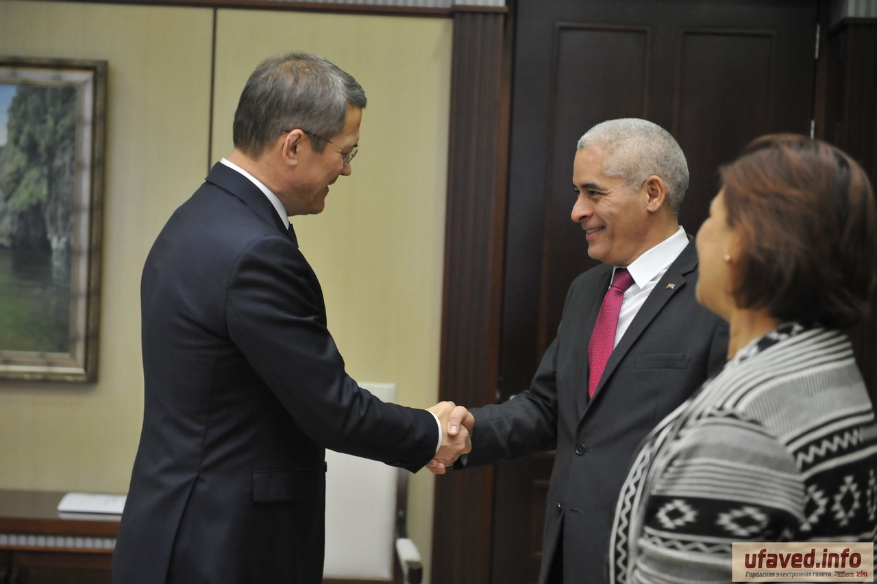 Радий Хабиров встретился с послом Кубы