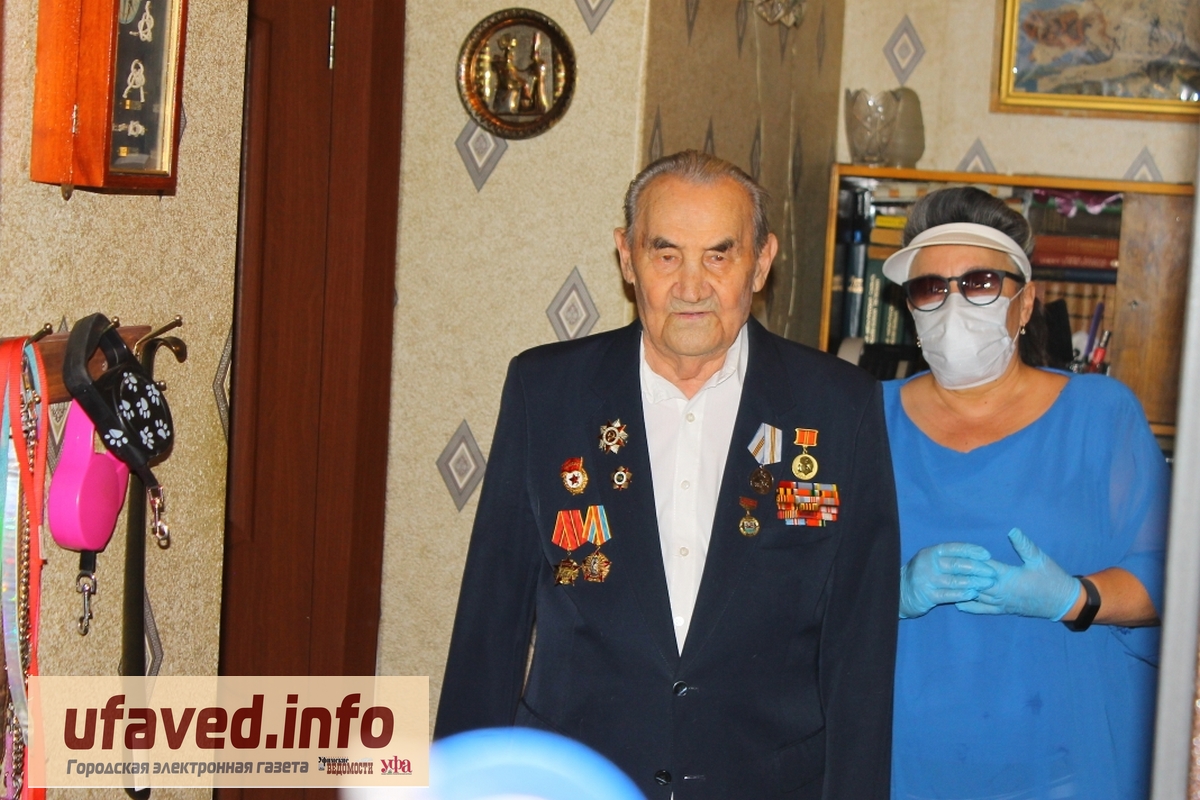 В Кировском районе поздравили ветерана