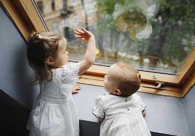 Ребенок в окне